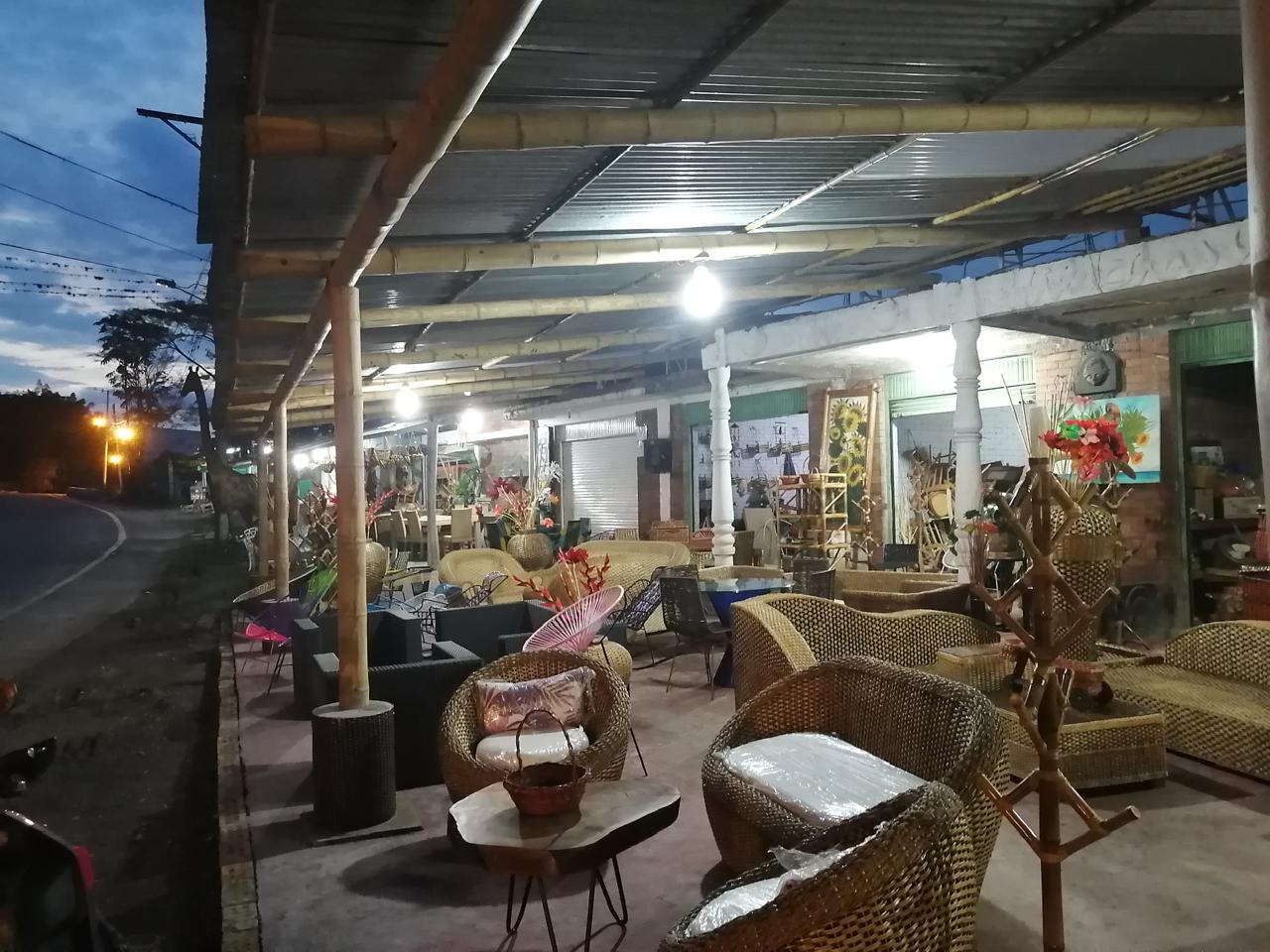 Muebles de sala en ratán y cojines rayados