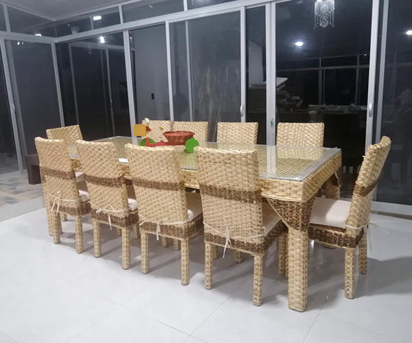 Comedor de mimbre artesanal.
